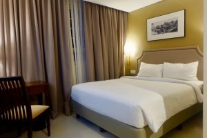 heytheregrace.com | Road Trip Tol Trans Jawa | Review Hotel Kokoon Surabaya : tempat tidur, meja dan jendela kamar
