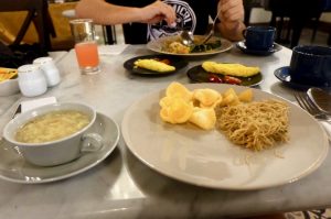 heytheregrace.com | Road Trip Tol Trans Jawa | Review Hotel Kokoon Surabaya : Sarapan Pagi (Breakfast) : what I took : sup bibir ikan, bihun goreng, omelet